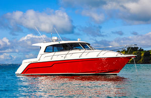 barco cabinado intraborda / con hard-top / con cockpit cerrado / de crucero