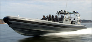 barco militar / fueraborda / embarcación neumática semirrígida