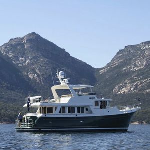 yate a motor de crucero / trawler / con fly / con 3 camarotes