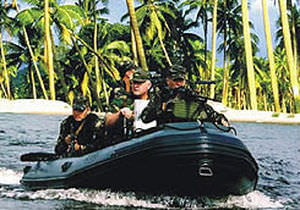 barco militar / fueraborda / embarcación neumática semirrígida
