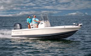 bay boat fueraborda / con consola central / de pesca deportiva / 8 personas máx.
