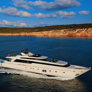 superyate de crucero / con fly / de desplazamiento / con 5 camarotes