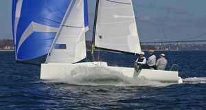 monocasco / monotipo / velero de quilla deportivo / con popa abierta