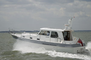 barco cabinado intraborda / diésel / fluvial / clásico