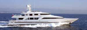 superyate de crucero / raised pilothouse / de aluminio / de desplazamiento