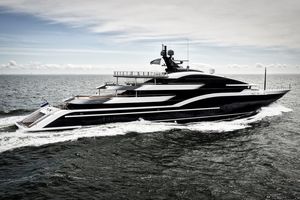 megayate de crucero / raised pilothouse