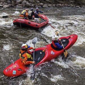 kayak cerrado / rígido / de aguas bravas / biplaza