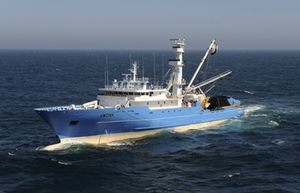 buque de pesca profesional atunero cerquero