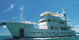 yate a motor de crucero / explorer / con caseta de timón / de acero