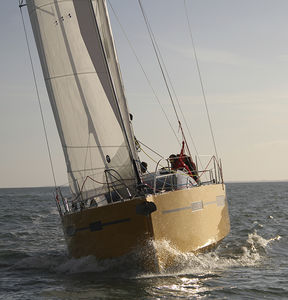 monocasco / de gran crucero / con popa abierta / con 2 camarotes