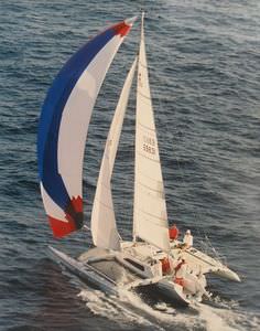trimarán / de regata y crucero / con popa abierta / con 1 camarote