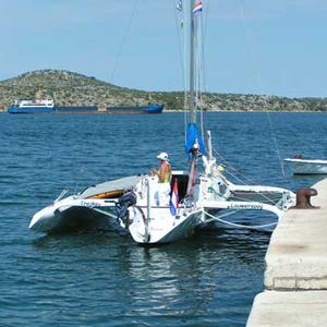 trimarán / de crucero costero / con popa abierta / de madera