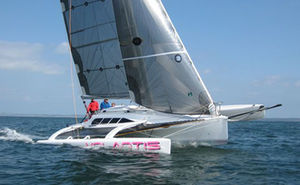 trimarán / de regata y crucero / con popa abierta / con 1 camarote