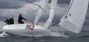 monocasco / de regata / con popa abierta / clase mini 6.50