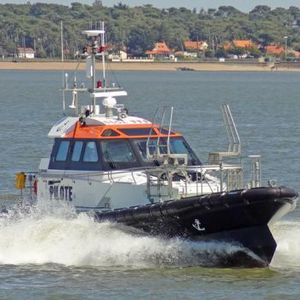 embarcación piloto / intraborda / autodrizable