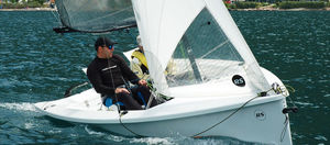 monocasco / velero de quilla deportivo / con popa abierta / con quilla retráctil