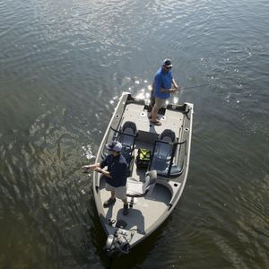 bay boat fueraborda / con doble consola / de pesca deportiva