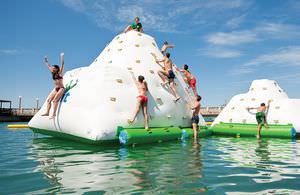 juego acuático tobogán / muro de escalada / inflable
