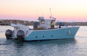 barco de pesca costera fueraborda