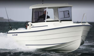 barco de motor de pesca-paseo intraborda / con caseta de timón / 7 personas máx.