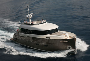 yate a motor de crucero / con fly / de desplazamiento / con 3 camarotes