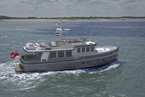 yate a motor de crucero / explorer / con fly / de desplazamiento