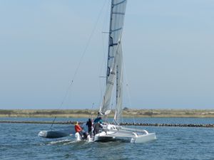 trimarán / de regata y crucero / con popa abierta / con brazo plegado