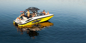 deck-boat intraborda / de wakeboard / 13 personas máx.