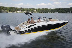 deck-boat fueraborda / de wakeboard