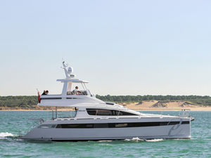yate a motor catamarán / de crucero / con fly / semi-custom