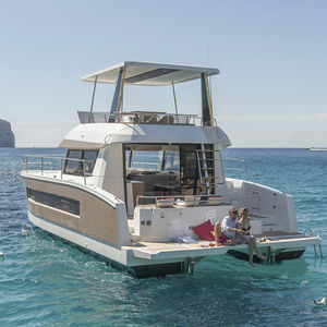 barco cabinado catamarán / intraborda / bimotor / con fly