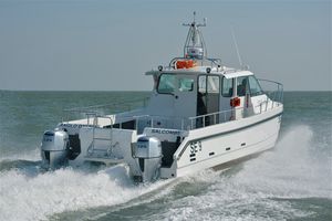 barco de pesca-crucero catamarán / fueraborda / bimotor / con cockpit cerrado