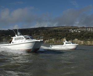 barco de pesca-crucero catamarán / fueraborda / bimotor / con cockpit cerrado