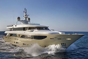 superyate de crucero / raised pilothouse / de desplazamiento / con 5 camarotes