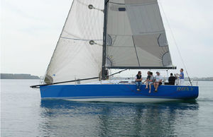 monocasco / de regata y crucero / con popa abierta / a medida