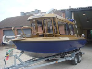 cabin-cruiser fueraborda / con cockpit cerrado / de pesca deportiva / de aluminio