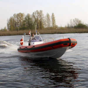 embarcación neumática fueraborda / semirrígida / con consola lateral / de buceo