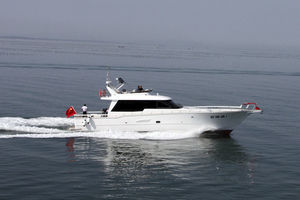 yate a motor de pesca deportiva / con fly / de desplazamiento