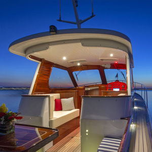 barco cabinado intraborda / diésel / con hard-top / con 1 camarote