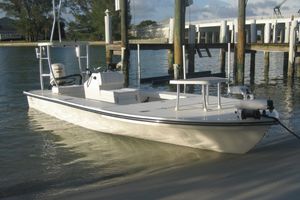 flat boat fueraborda / con consola central / de pesca deportiva