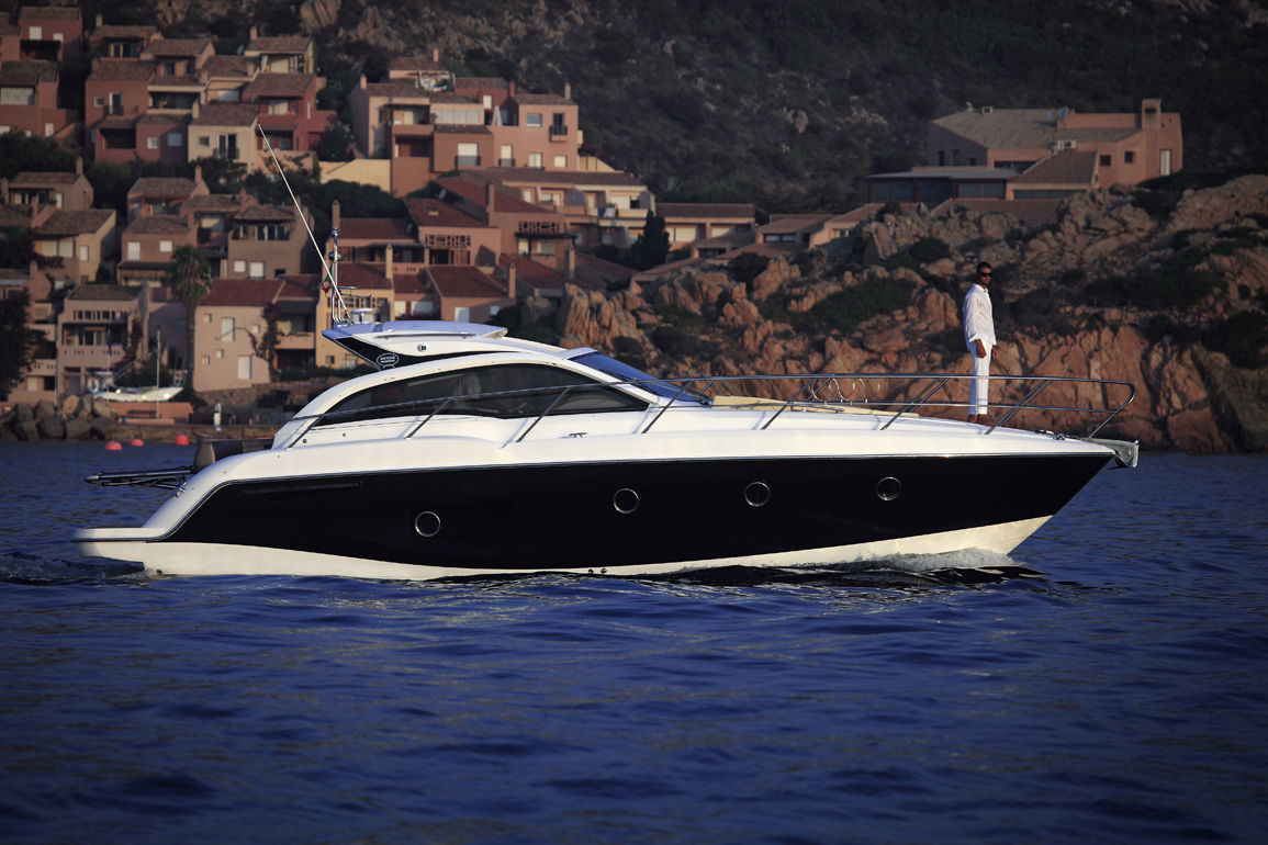 Barco cabinado intraborda - C38 - Sessa Marine - bimotor / casco de