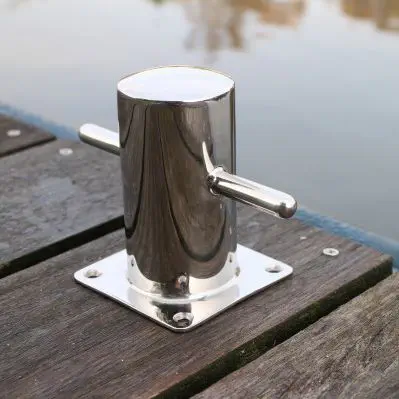 Bolardo Del Amarre Del Cemento Con Las Cuerdas De La Nave Y El Fondo