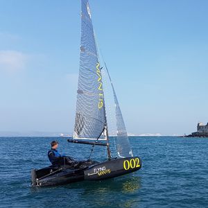 trimarán / day-sailer / monotipo / con popa abierta