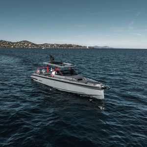 barco cabinado fueraborda