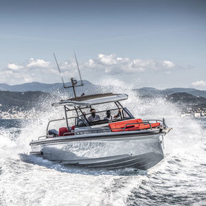 barco cabinado fueraborda