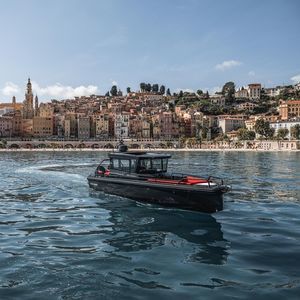 barco cabinado fueraborda