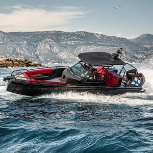 barco cabinado fueraborda