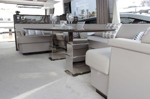 pie de mesa para barco eléctrico