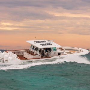 yate a motor de pesca / de crucero / open / con hard-top