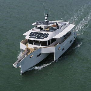 yate a motor trimarán 1